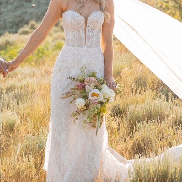 Fit and flare lace strapless wedding dress - Picture 4 of 5